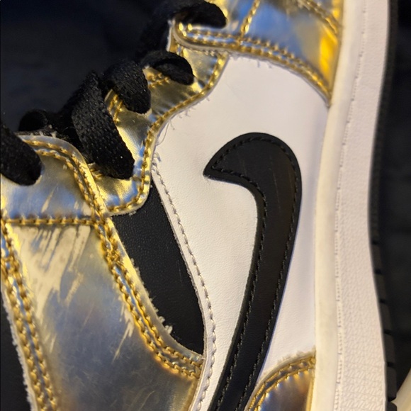 Youth Size 2 Y NIKE AIR JORDAN 1 MID SE METALLIC GOLD SHOES - Picture 10 of 14